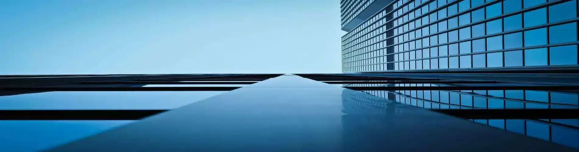 Headerbild von Gebäudetechnik NRW mit Gebäude aus Glasfront und Wasser.