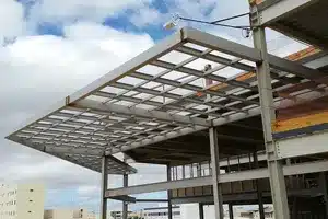 Montage von Dachkonstruktion Vorbau aus Stahl